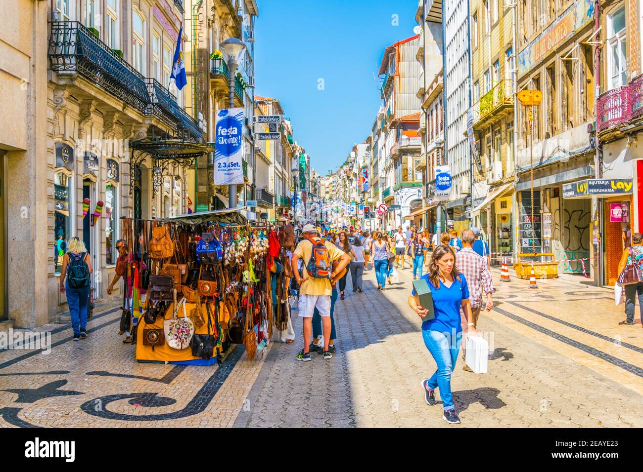 PORTO, PORTUGAL, 5 SEPTEMBRE 2016: Les gens se balader dans la rua de santa catarina à Porto, Portugal Banque D'Images