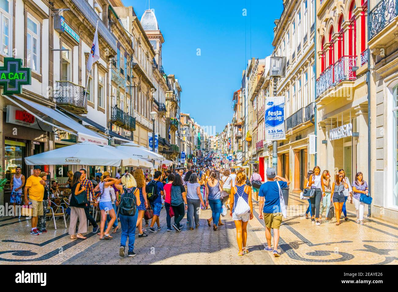 PORTO, PORTUGAL, 5 SEPTEMBRE 2016: Les gens se balader dans la rua de santa catarina à Porto, Portugal Banque D'Images