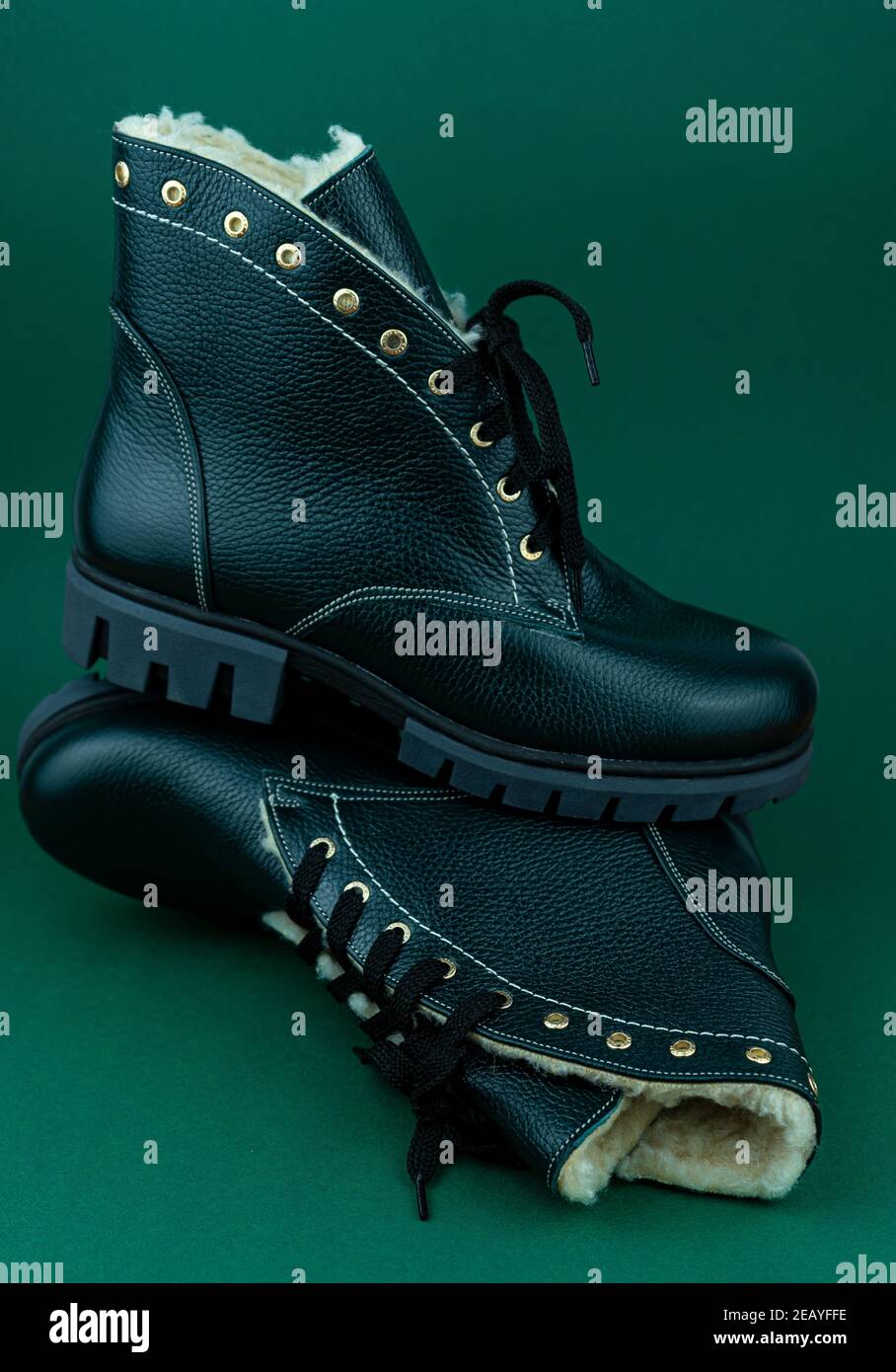 Chaussures en cuir vert. Bottes d'hiver et d'automne hors saison. Chaussure élégante isolée en arrière-plan. Gros plan. Lacets, semelle de tracteur, pour une durée de vie confortable. Décontracté Banque D'Images