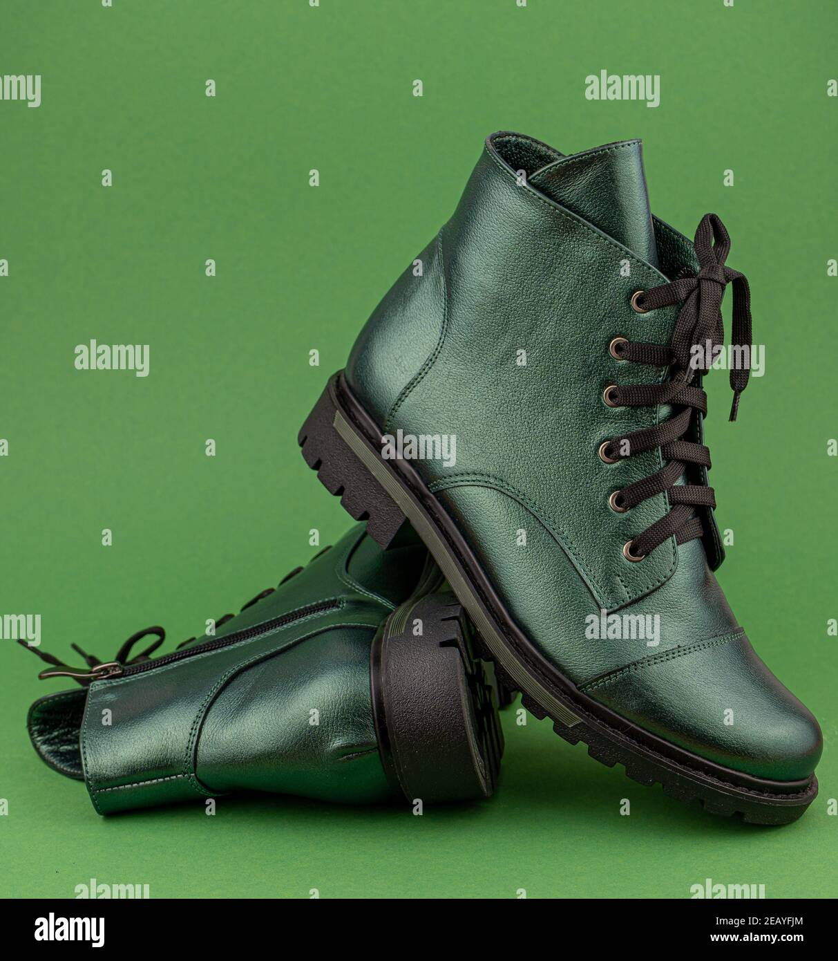 Chaussures en cuir vert. Bottes d'hiver et de printemps hors saison. Chaussure élégante isolée en arrière-plan. Gros plan. Lacets, semelle de tracteur, pour une durée de vie confortable. Décontracté Banque D'Images
