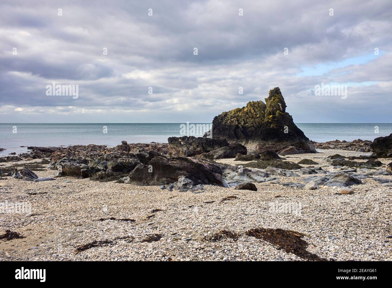 Rochers déchiquetés sur la plage de Whitestrand à Niarpyl, île de Man pris un jour d'hiver Banque D'Images