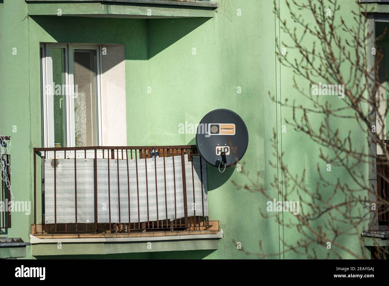 Legionowo, Pologne - 21 janvier 2021 : antenne satellite Cyfrowy Polsat sur le balcon du bloc vert. Banque D'Images