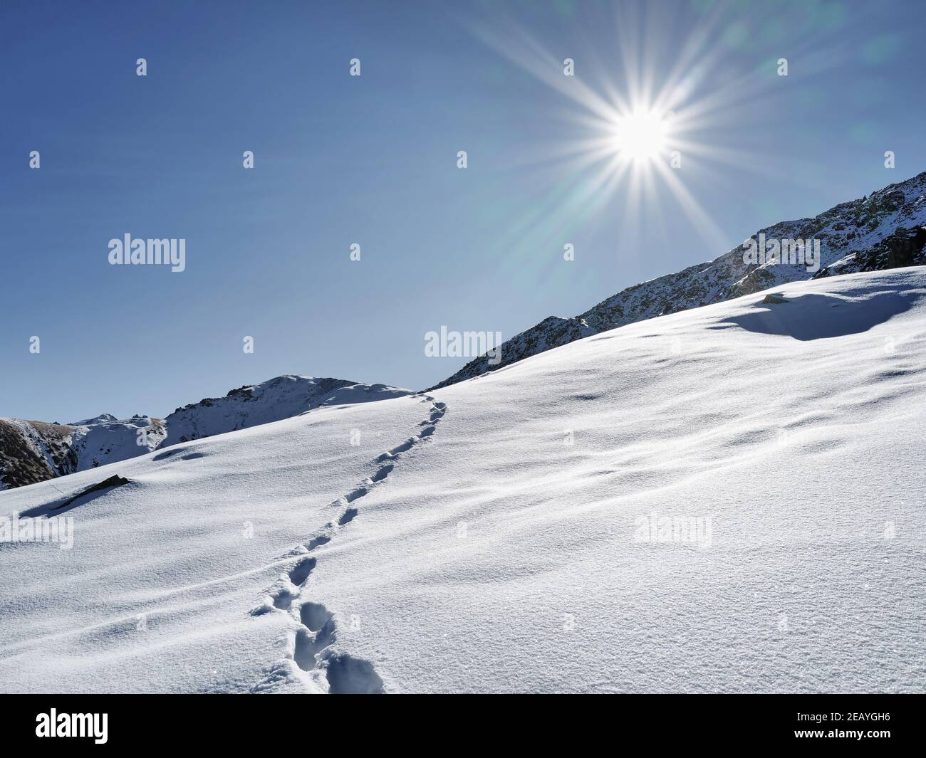Magnifique paysage de Minimalisme dans les hautes montagnes avec de la neige contre le bleu Ciel en hiver au Kazakhstan Banque D'Images