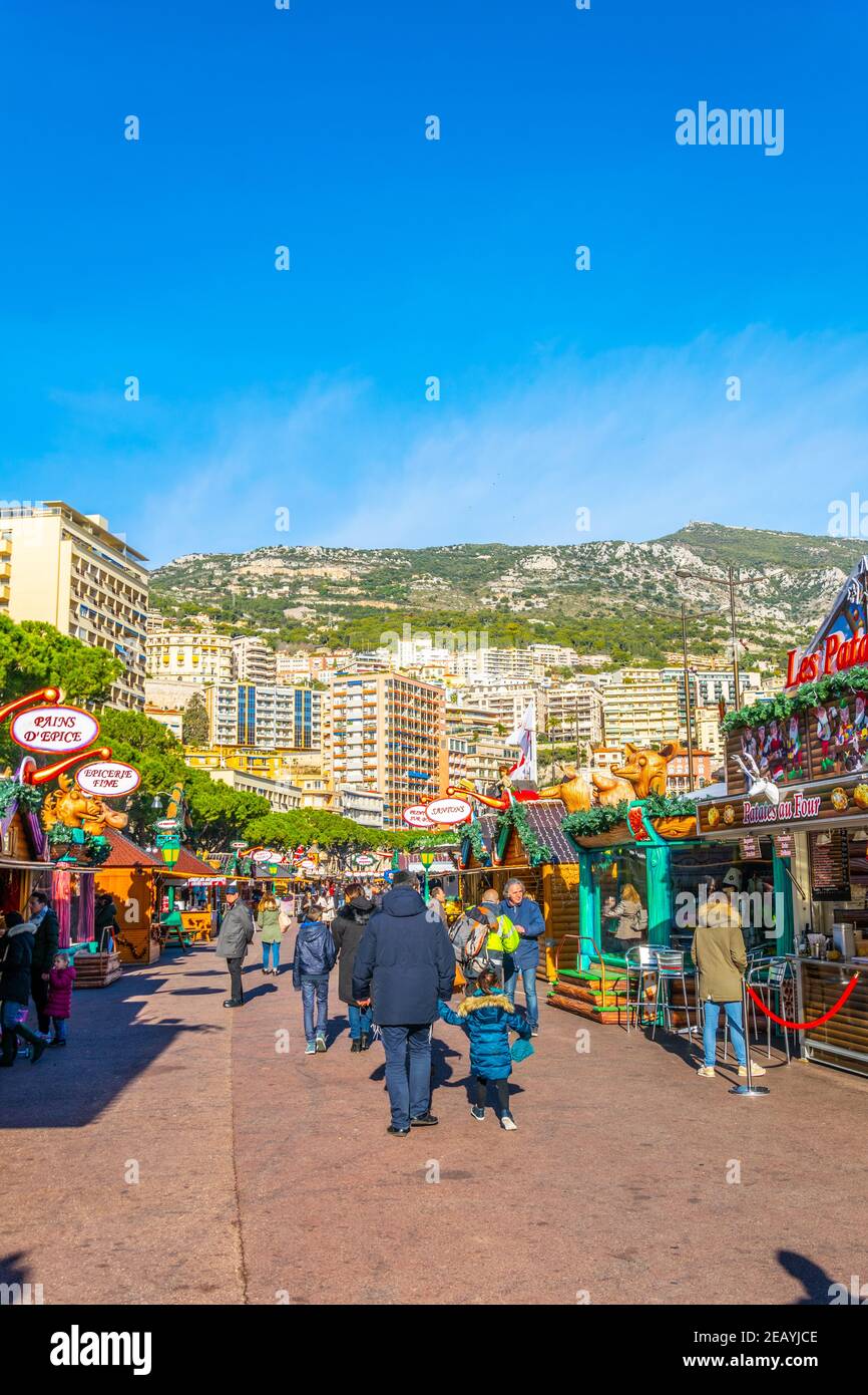 MONACO, MONACO, le 29 DÉCEMBRE 2017 : les gens se promenent dans un marché de Noël à Monaco Banque D'Images