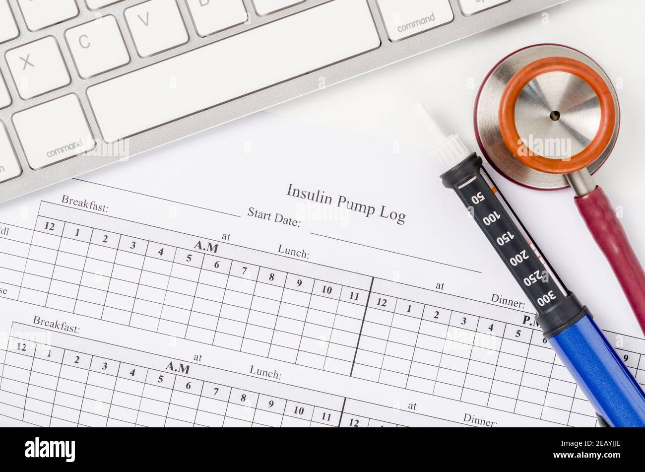 Formulaire d'enregistrement du journal de la pompe à insuline et seringue avec insuline pour le patient. Banque D'Images