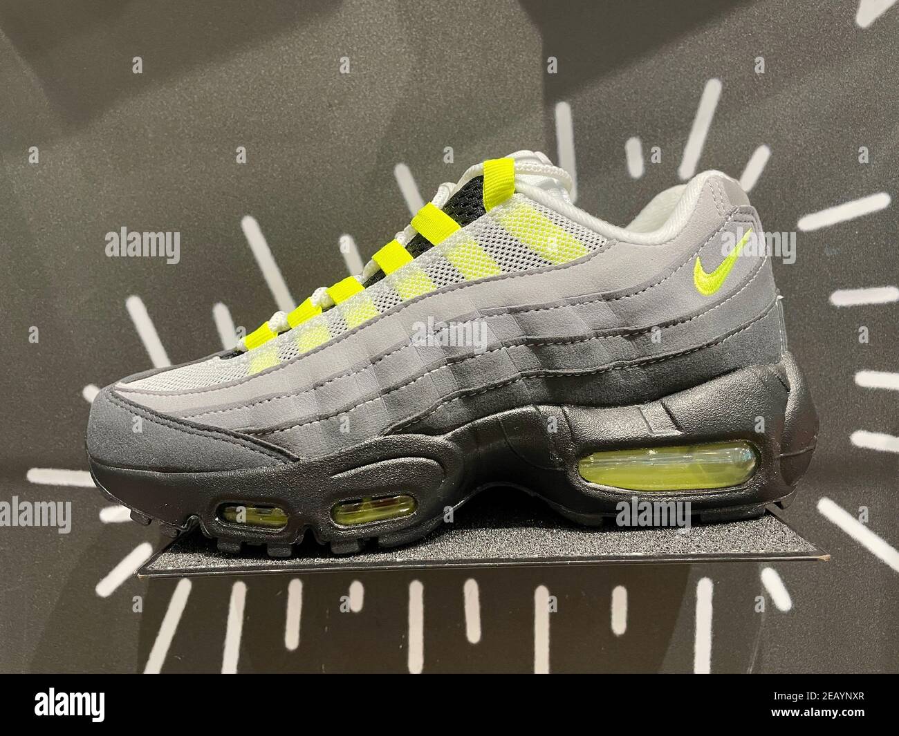 FRESNO, ÉTATS-UNIS - 10 février 2021 : une photo de la nouvelle Nike 2021 pour  femme avec lacets jaune fluo sur fond gris et motifs muraux tendance dans  le dos Photo Stock - Alamy