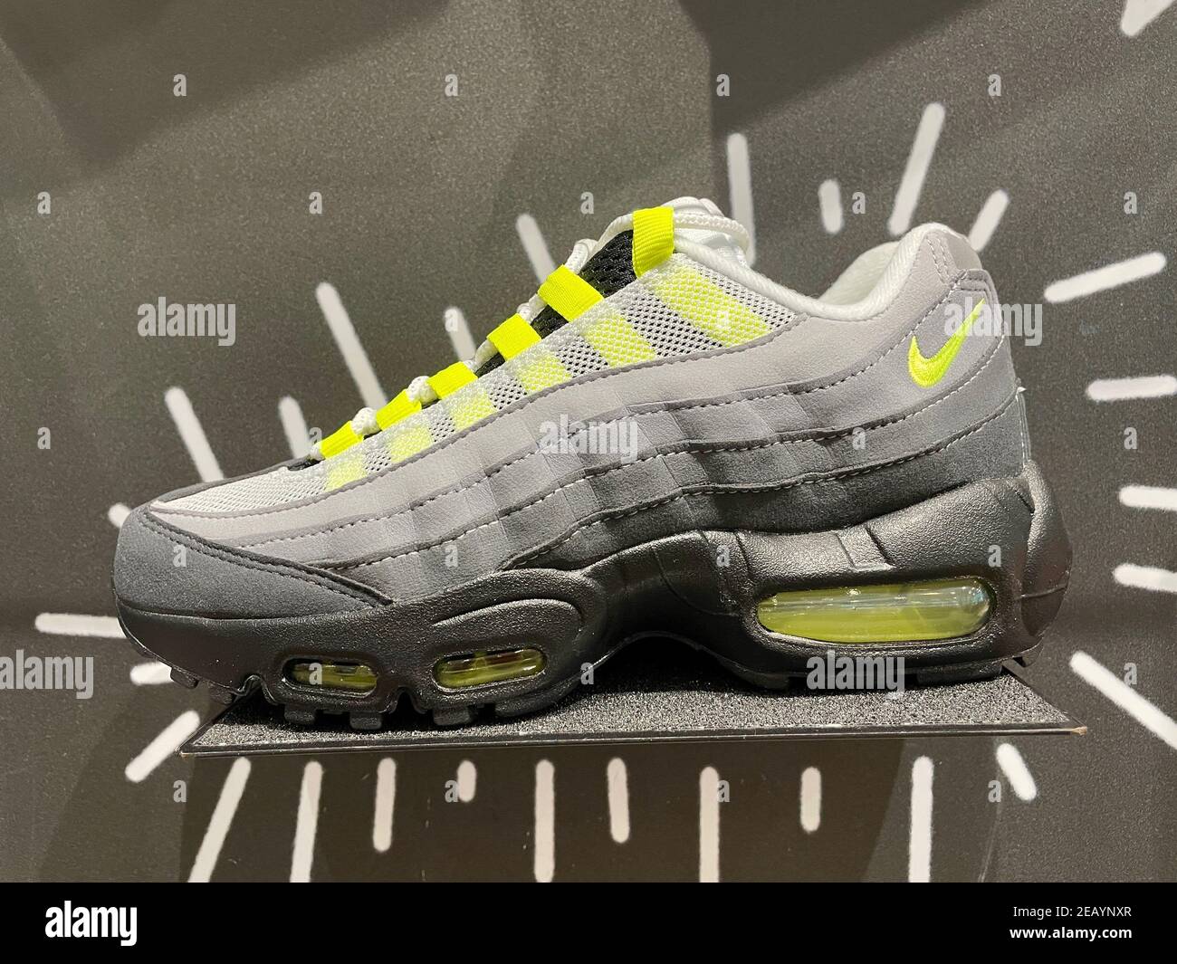 FRESNO, ÉTATS-UNIS - 10 février 2021 : une photo de la nouvelle Nike 2021  pour femme avec lacets jaune fluo sur fond gris et motifs muraux tendance  dans le dos Photo Stock - Alamy