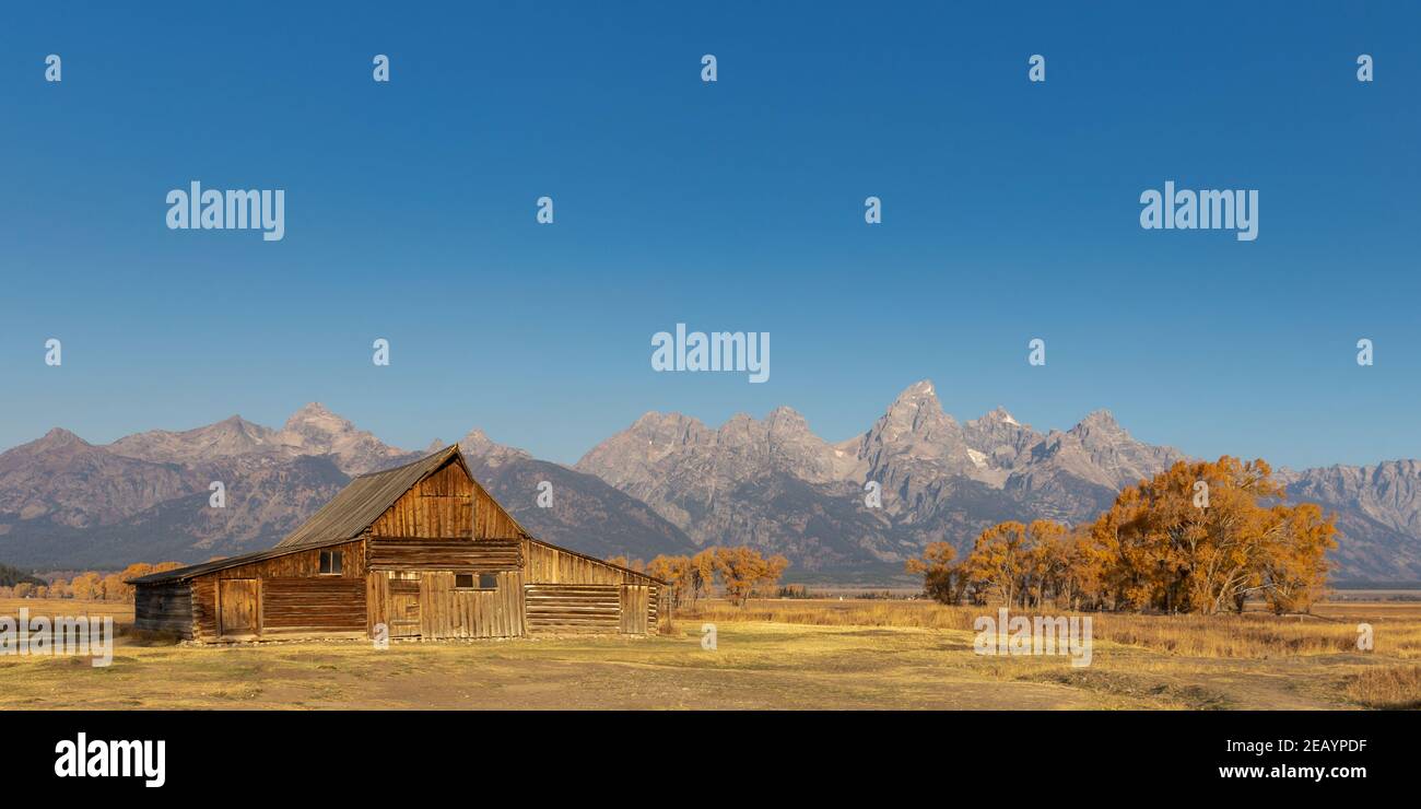 Moose, Wyoming États-Unis - 10 octobre 2020 : Barn Thomas A. Molton près de Mormon Row sur le chemin Antelope Flats à Moose, Wyoming. Les montagnes du Grand Teton. Banque D'Images