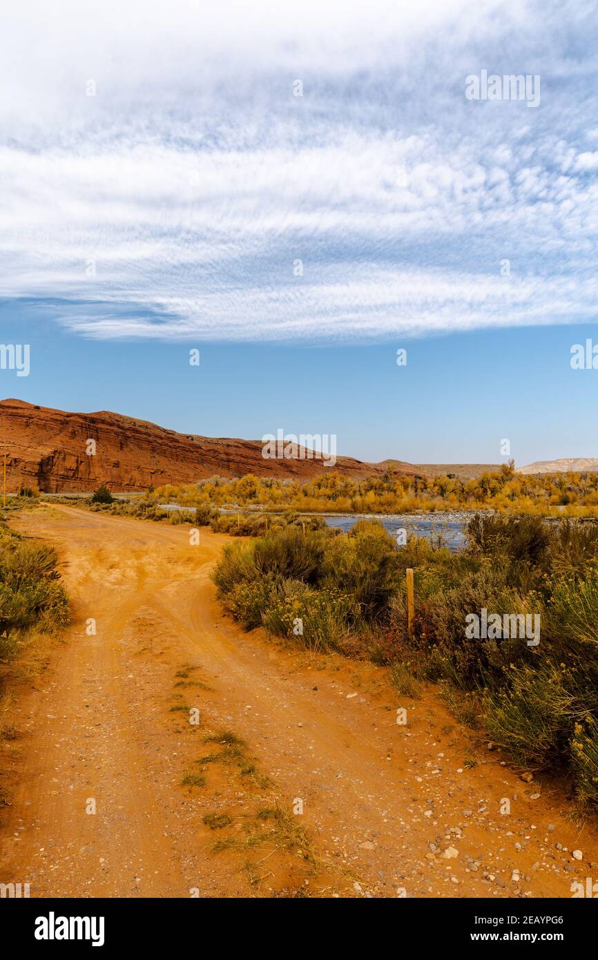 Une route tranquille au bord de la rivière quelque part dans le Wyoming Banque D'Images