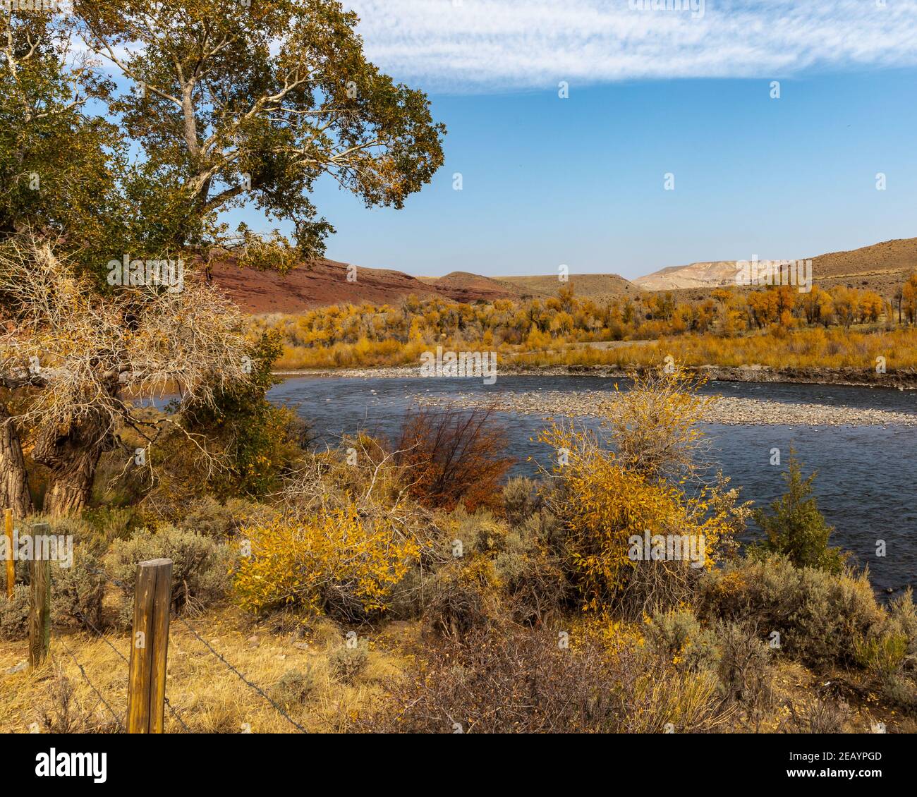 Une route tranquille au bord de la rivière quelque part dans le Wyoming Banque D'Images