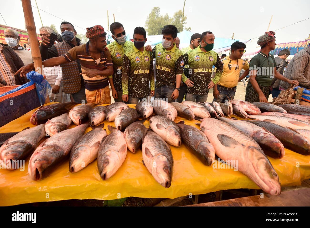 Bogra. 11 février 2021. Les gens achètent du poisson dans une vieille foire de poissons avec une histoire de plus d'un siècle à Bogra, Bangladesh, le 10 février 2021. Credit: Xinhua/Alay Live News Banque D'Images