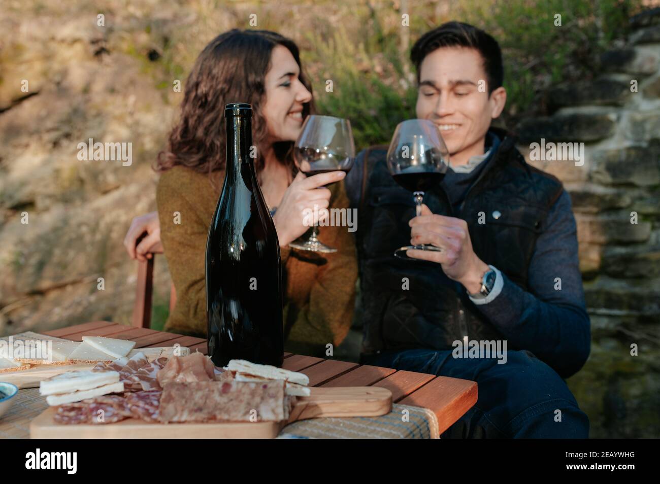 Couple amoureux d'un apéritif en plein air dans le jardin dégustation de vin rouge Banque D'Images