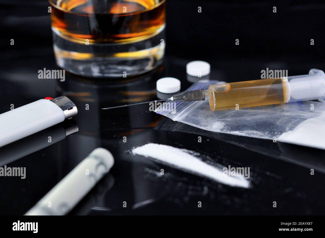 Cocaïne, pilules, alcool et héroïne en seringue. Toxicomanie. Concept de poison. Banque D'Images