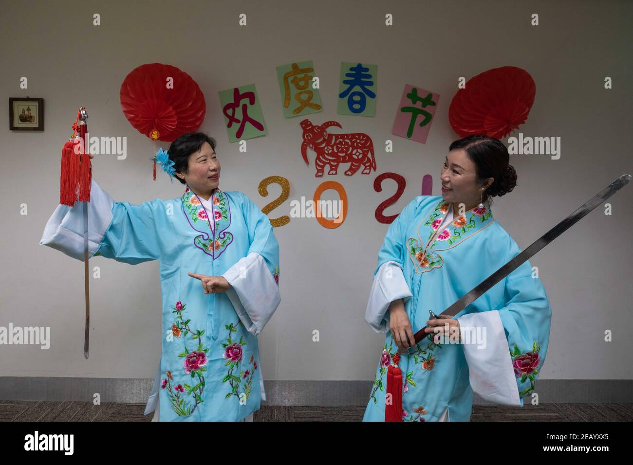 (210211) -- CANBERRA, 11 février 2021 (Xinhua) -- la photo prise le 9 février 2021 montre deux femmes chinoises qui se présentent pour célébrer le nouvel an chinois à Canberra, en Australie. Fabrication de boulettes, mise en place de couplets, danse traditionnelle... les Chinois de Canberra, capitale australienne, trouvent différentes façons de créer une atmosphère pour le Festival du printemps. POUR ALLER AVEC le « nouvel an chinois célébré dans la capitale australienne avec des boulettes, des couplets et des souhaits de retourner bientôt en Chine » (photo de Chu Chen/Xinhua) Banque D'Images