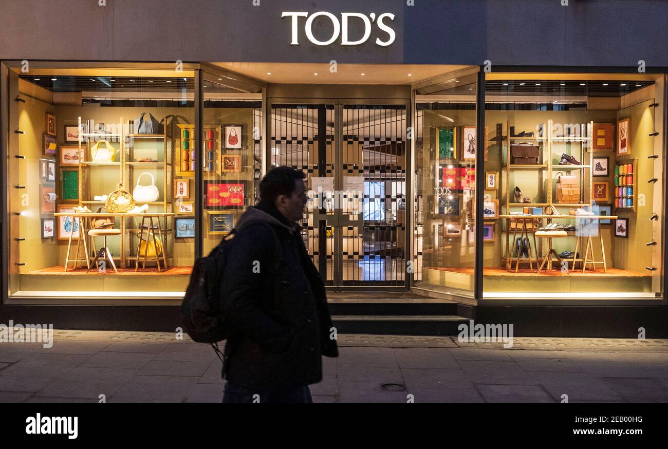 Londres, Royaume-Uni. 10 février 2021. Un homme passe les TOD à Londres, au Royaume-Uni, le 10 février 2021, lors du troisième confinement national. TOD's S.p.A., également connu sous le nom de Tod's Group, est une société italienne qui produit des chaussures de luxe et d'autres articles en cuir. Crédit : May James/ZUMA Wire/Alay Live News Banque D'Images