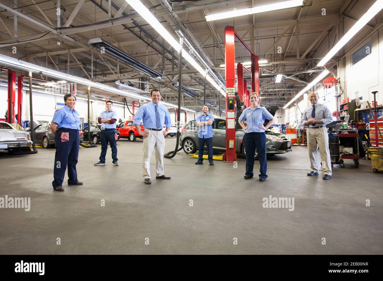 Portrait de six mécaniciens en atelier de réparation automobile vu de ci-dessus Banque D'Images