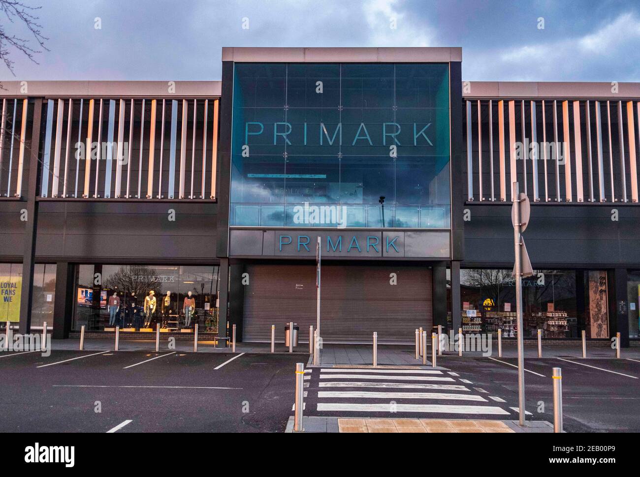 Londres, Royaume-Uni. 10 février 2021. Une scène tranquille à l'extérieur de Primark vue à Londres, Royaume-Uni, le 10 février 2021 pendant le troisième confinement national. Primark est un détaillant de mode rapide irlandais dont le siège social est à Dublin, crédit: May James/ZUMA Wire/Alay Live News Banque D'Images