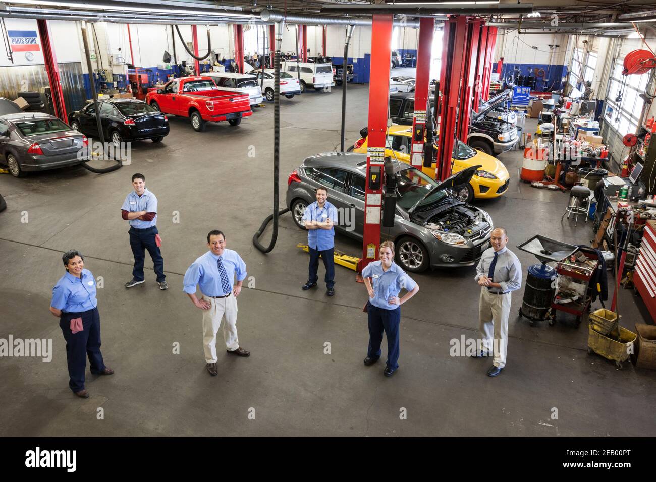 Portrait de six mécaniciens en atelier de réparation automobile vu de ci-dessus Banque D'Images