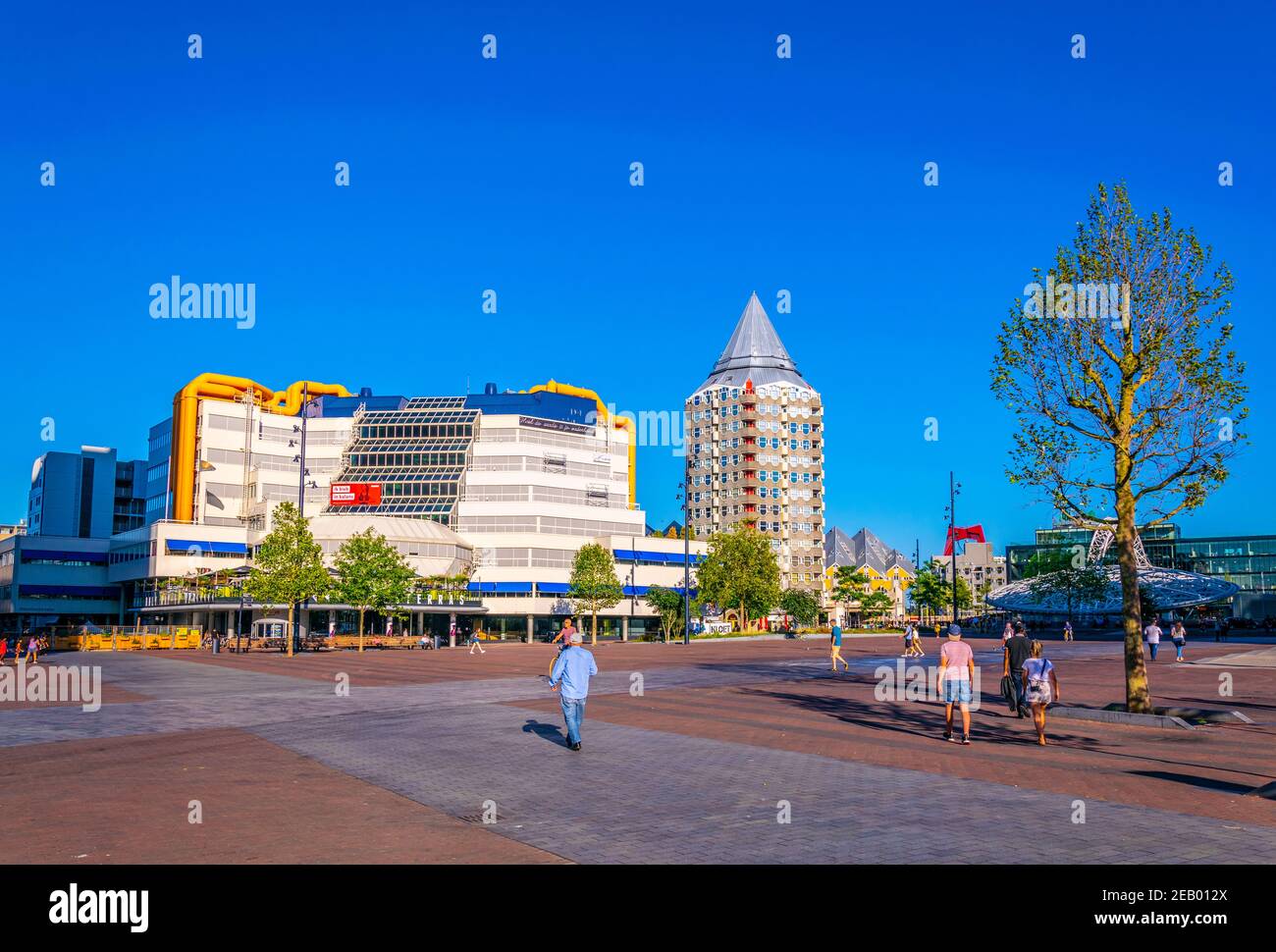 ROTTERDAM, PAYS-BAS, 5 AOÛT 2018 : vue sur la bibliothèque centrale et la tour Blaak à Rotterdam, pays-Bas Banque D'Images