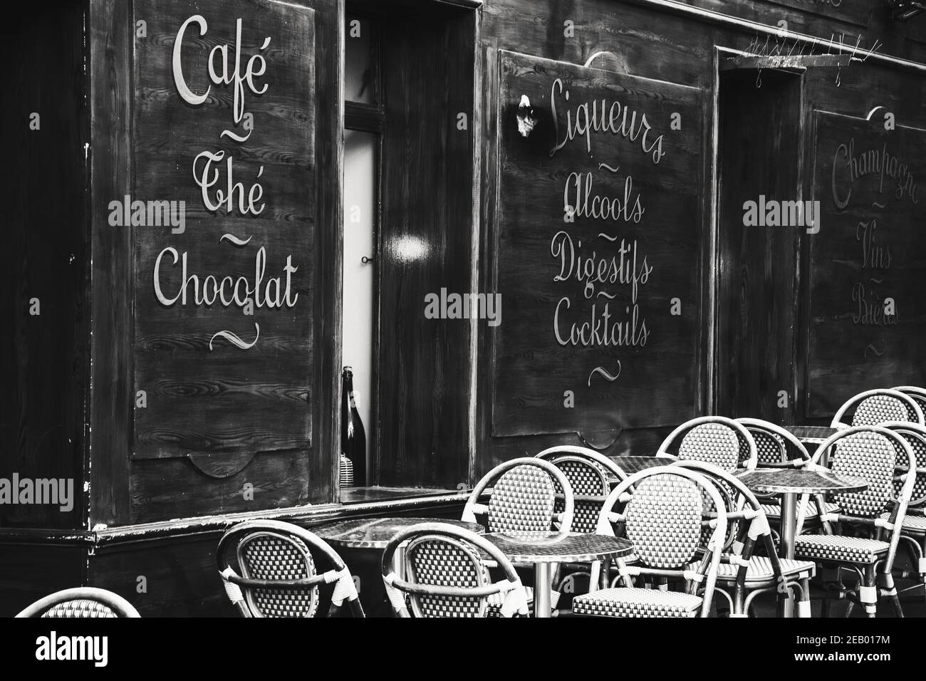 PARIS, FRANCE - 14 FÉVRIER 2019 : café parisien traditionnel le Mouffetard sur la célèbre rue Mouffetard.Photo historique noir blanc Banque D'Images