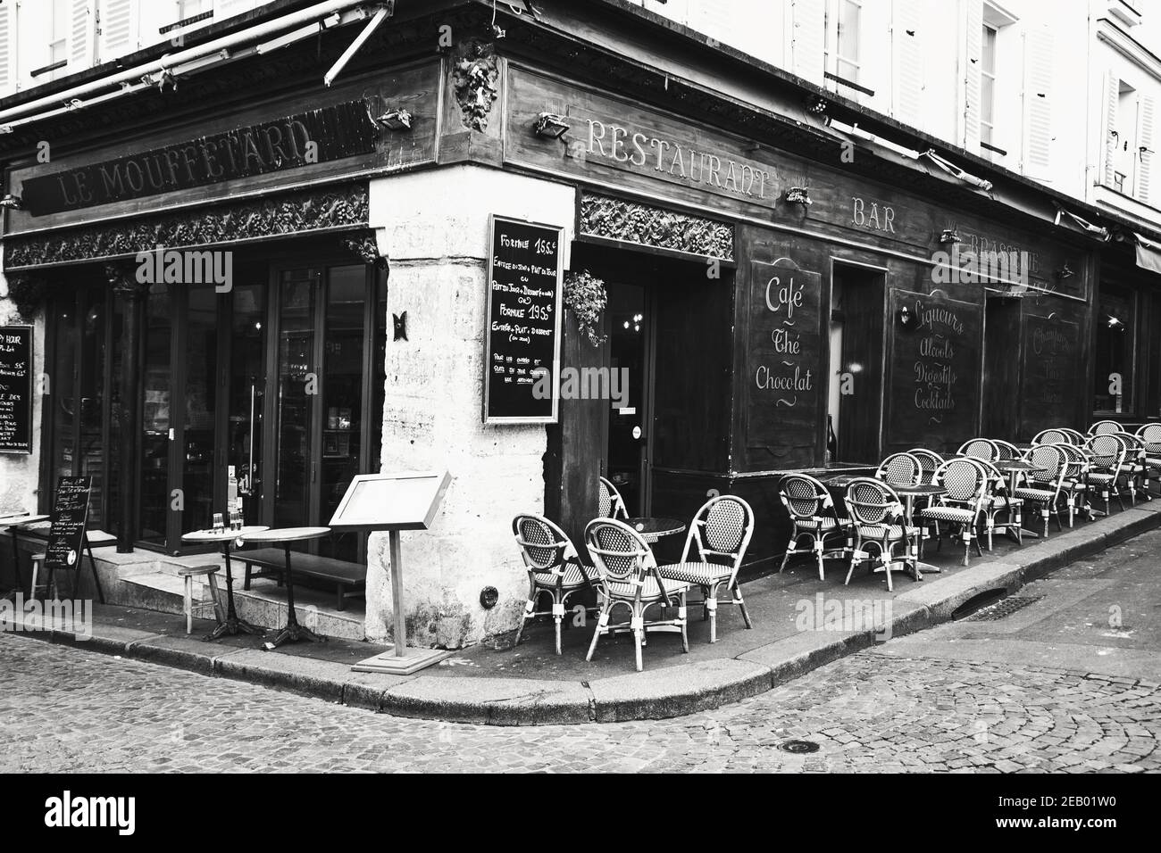 PARIS, FRANCE - 14 FÉVRIER 2019 : café parisien traditionnel le Mouffetard sur la célèbre rue Mouffetard, marché ouvert et vie nocturne populaire Banque D'Images