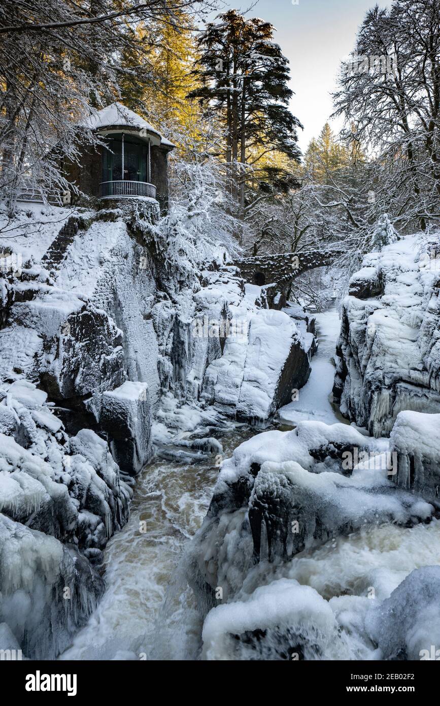 Dunkeld, Écosse, Royaume-Uni. 11 févr. 2021. Vue d'hiver dans la neige épaisse du Ossian's Hall surplombant les chutes Black Linn sur la rivière Braan à la forêt de l'Hermitage près de Dunkeld dans le Perthshire. Iain Masterton/Alamy Live News Banque D'Images