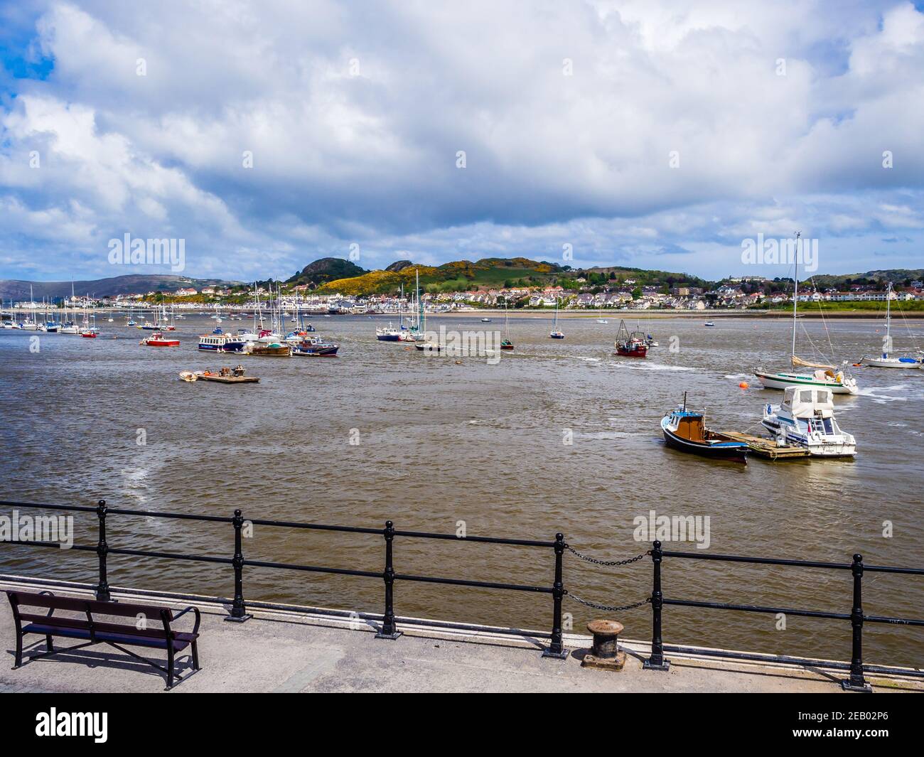 Le front de mer et le port à la station balnéaire de la ville de Conway dans le nord du pays de Galles Banque D'Images