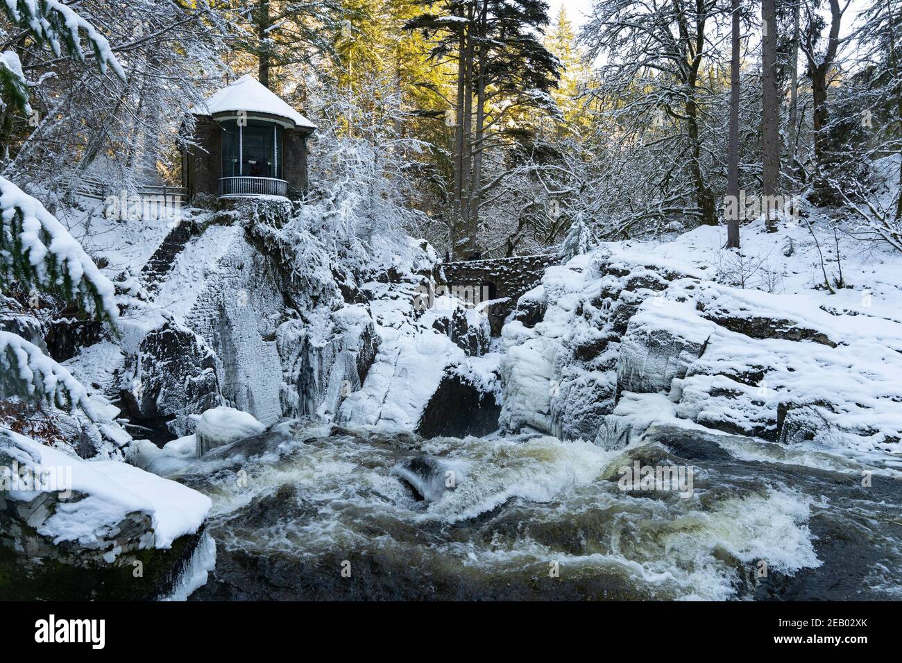 Dunkeld, Écosse, Royaume-Uni. 11 févr. 2021. Vue d'hiver dans la neige épaisse du Ossian's Hall surplombant les chutes Black Linn sur la rivière Braan à la forêt de l'Hermitage près de Dunkeld dans le Perthshire. Iain Masterton/Alamy Live News Banque D'Images