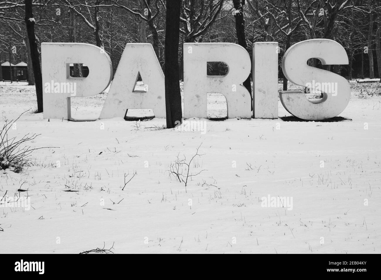 PARIS, FRANCE - 22 JANVIER 2019 : un mot énorme PARIS dans la neige à l'entrée du Parc Floral dans la forêt parisienne de Vincennes. Photo historique noir blanc Banque D'Images