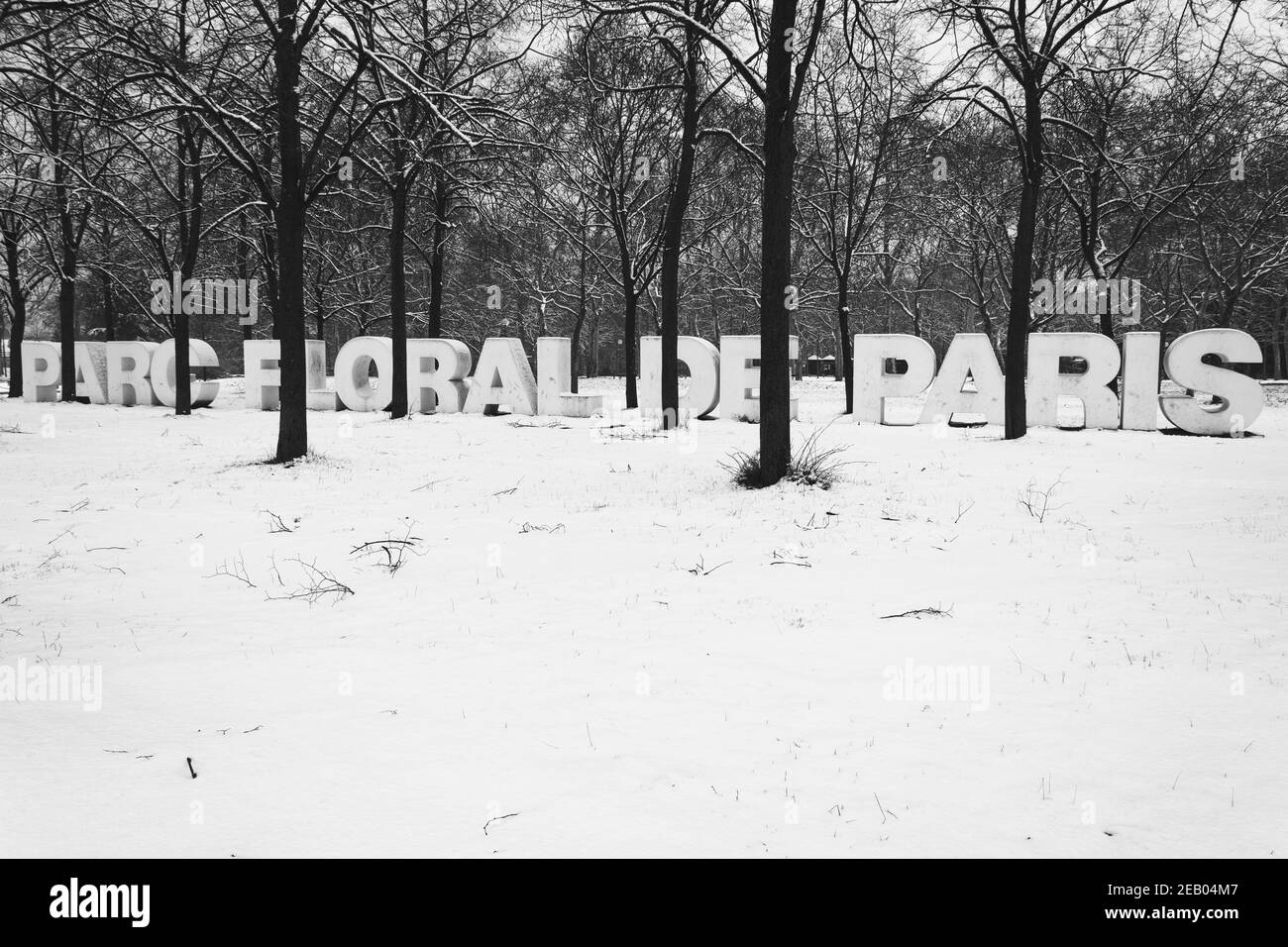 PARIS, FRANCE - 22 JANVIER 2019 : des mots énormes PARC FLORAL DE PARIS dans la neige à l'entrée de l'un des parcs parisiens les plus populaires, en rare journée enneigée. Banque D'Images