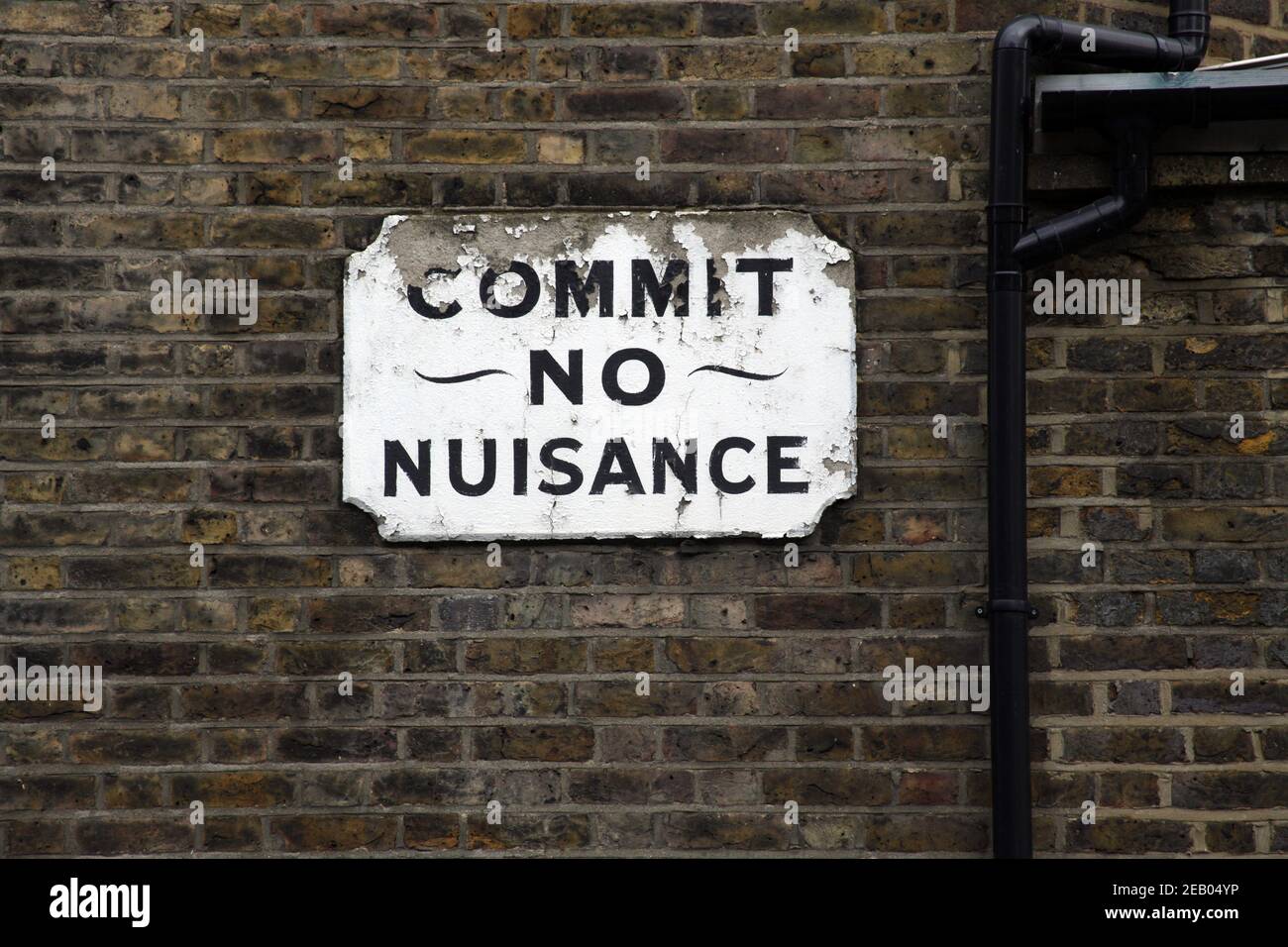 Ne commettez aucun signe de nuisance sur le mur d'une maison à Hackney, Londres Banque D'Images