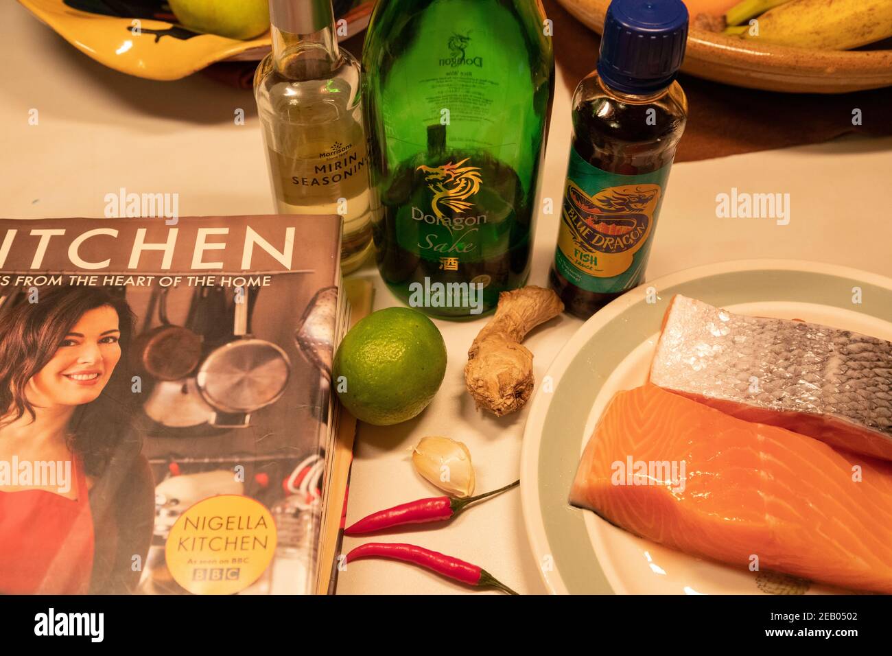 Dans une cuisine familiale, les ingrédients sont assemblés en préparation de la cuisson du « riz salmon et sushi » du livre de cuisine « cuisine » de Nigella Lawson. Banque D'Images