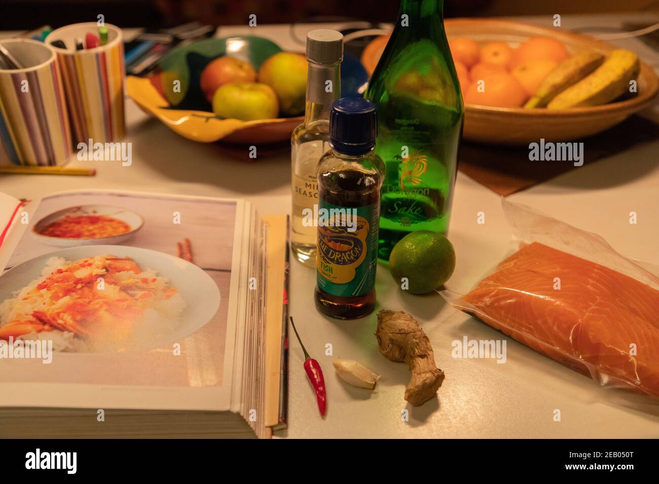Dans une cuisine familiale, les ingrédients sont assemblés en préparation de la cuisson du « riz salmon et sushi » du livre de cuisine « cuisine » de Nigella Lawson. Banque D'Images