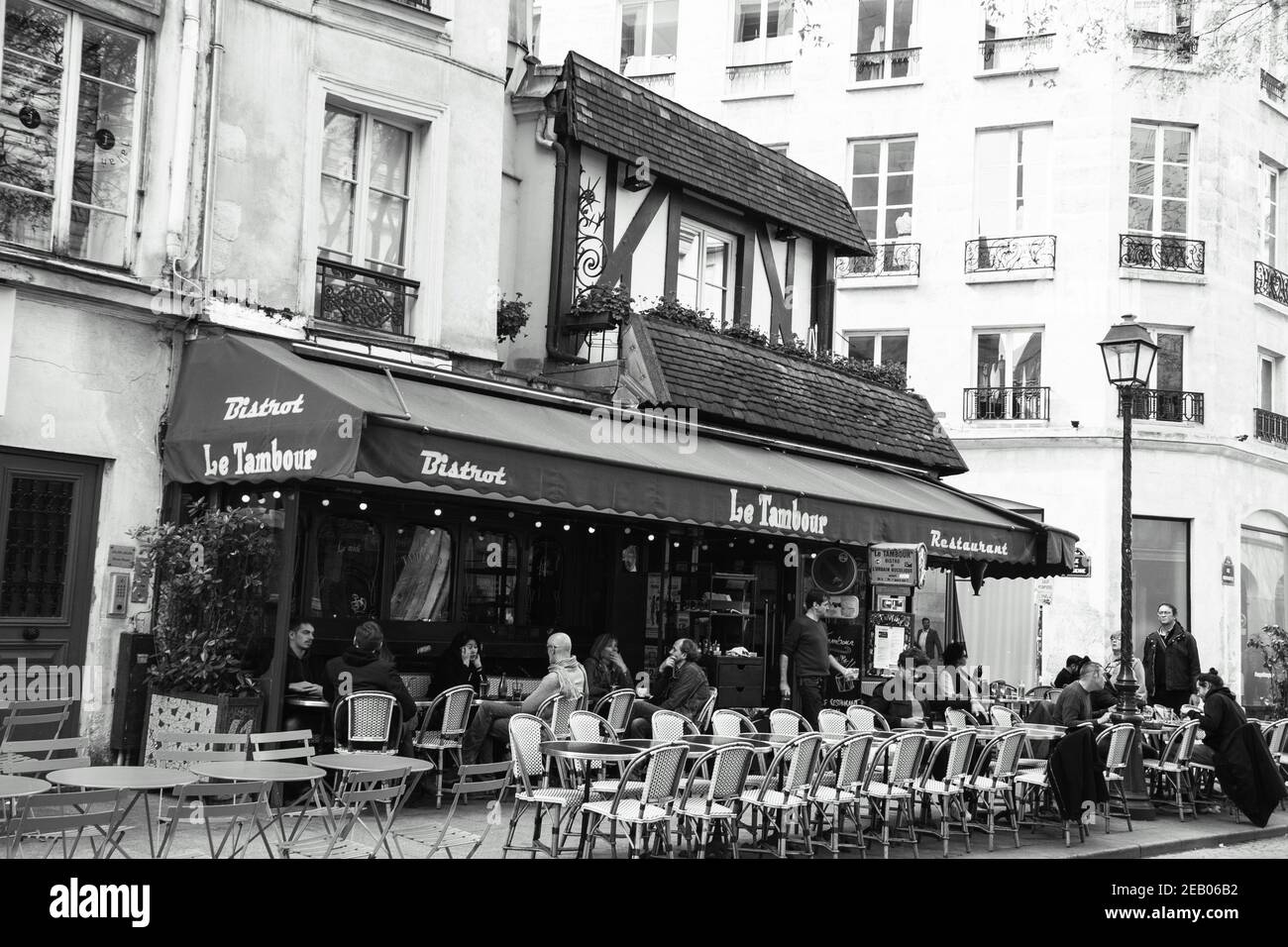 PARIS, FRANCE - 6 AVRIL 2019 : les Parisiens et les touristes s'assoient sur la terrasse du café le Tambur. Photo historique noir blanc Banque D'Images