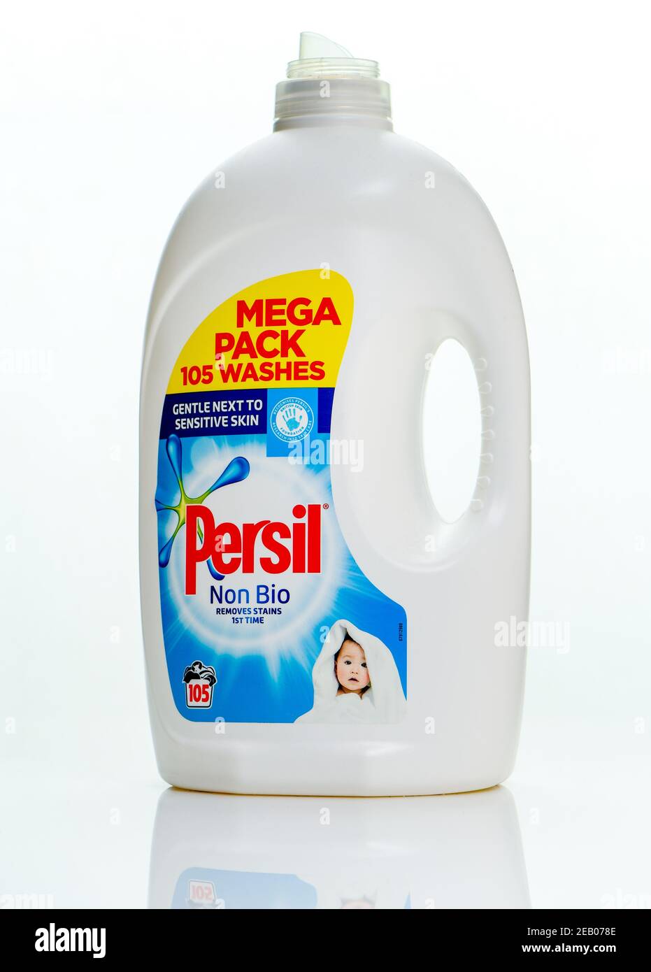 Persil non bio méga pack vêtements tâches ménagères lavage grande bouteille liquide sur fond blanc avec réflexion Banque D'Images