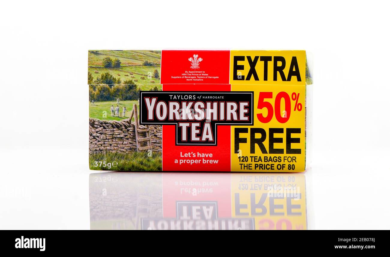 Boîte de sachets de thé Yorkshire avec 50 % de supplément offre prise de vue sur fond blanc avec réflexion. Banque D'Images