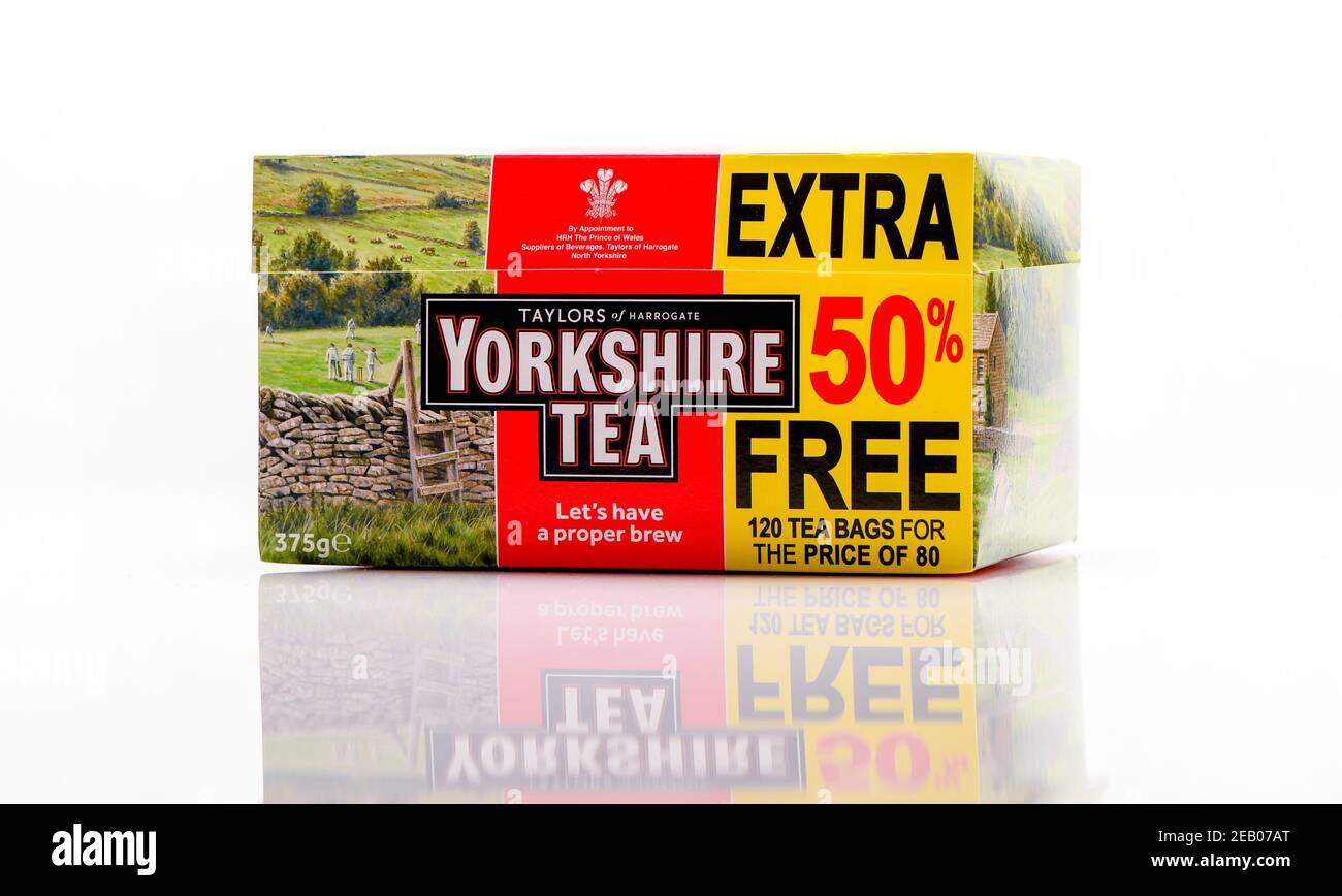 Boîte de sachets de thé Yorkshire avec 50 % de supplément offre prise de vue sur fond blanc avec réflexion. Banque D'Images