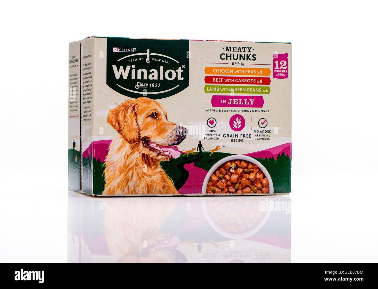 Boîte de sélection de nourriture pour chiens Winalot Meaty morceaux sur fond blanc avec réflexion. Banque D'Images