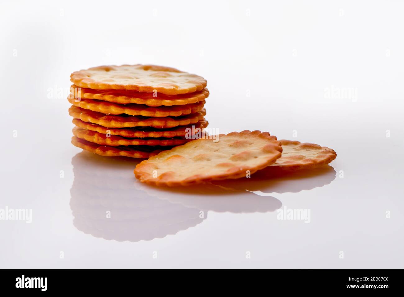 Sel de mer biscuits salés produit tourné sur un fond blanc avec une réflexion. Banque D'Images
