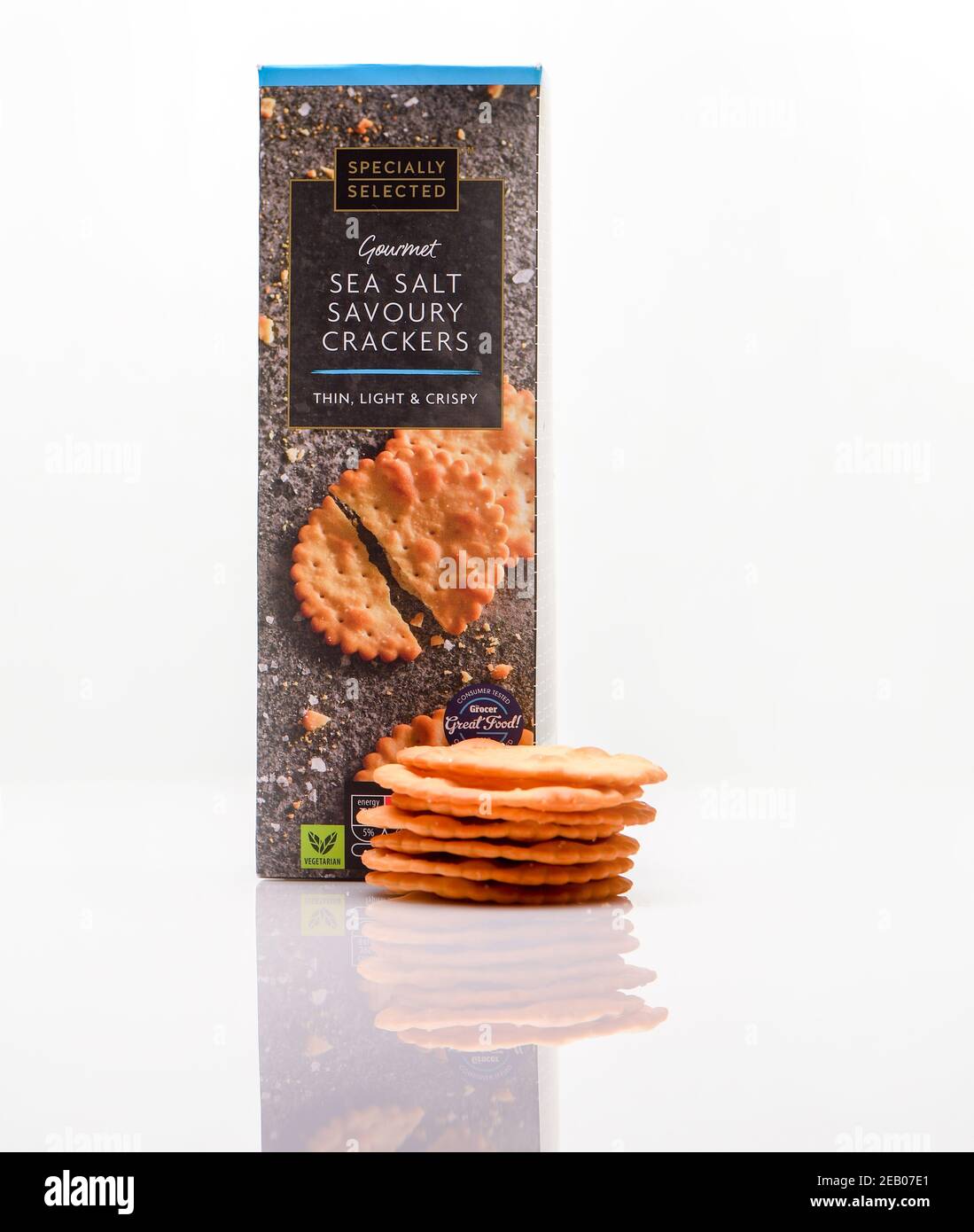 Sel de mer biscuits salés produit tourné sur un fond blanc avec une réflexion. Banque D'Images