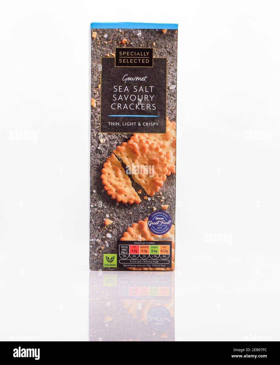 Sel de mer biscuits salés produit tourné sur un fond blanc avec une réflexion. Banque D'Images
