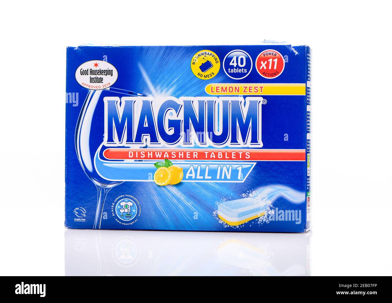 Boîte de tablettes pour lave-vaisselle Magnum sur fond blanc avec réflexion  Photo Stock - Alamy