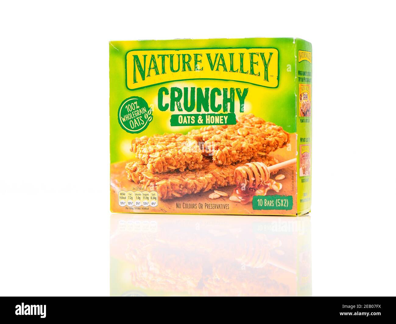 Nature vallée croquante avoine et bar à miel boîte de snack tourné sur fond blanc avec une réflexion. Banque D'Images