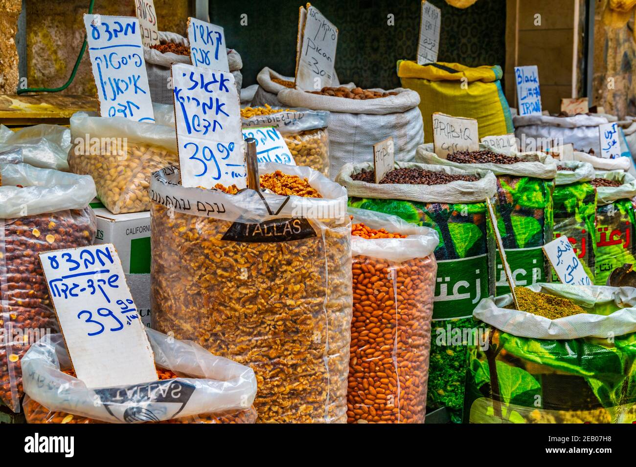 ACRE, ISRAËL, 12 SEPTEMBRE 2018: Noix vendues sur le marché traditionnel de rue à Akko, Israël Banque D'Images