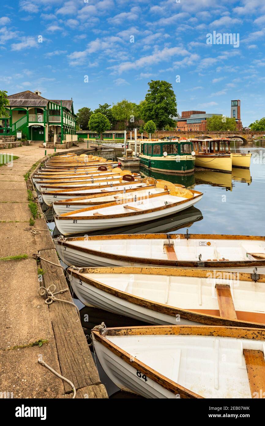 Des bateaux à rames amarrés sur la rivière Avon avec le RSC Theatre en arrière-plan, Stratford-upon-Avon, en Angleterre Banque D'Images