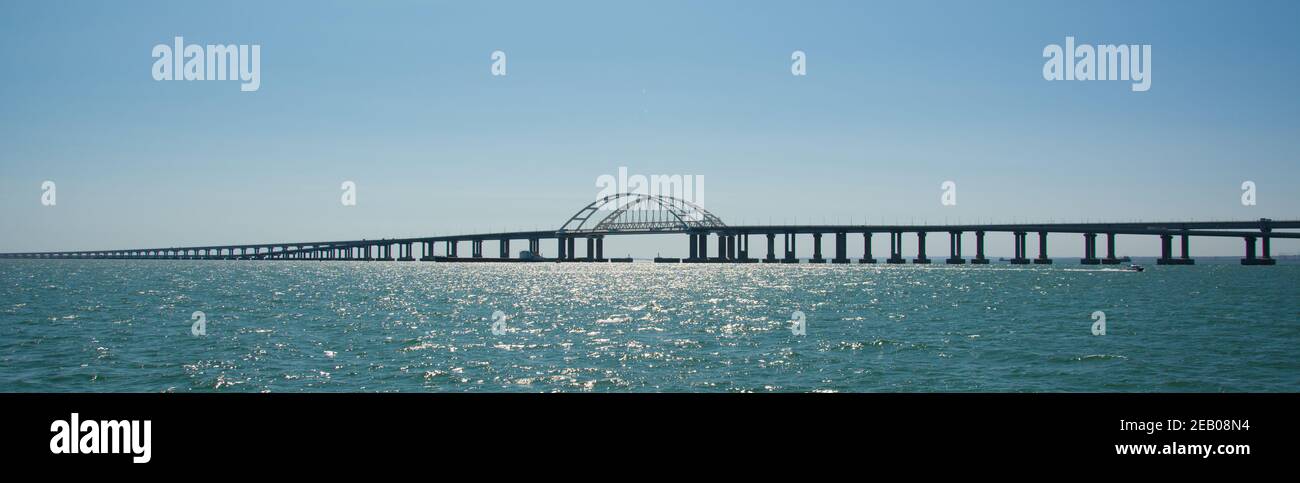 Pont de Crimée traversant le détroit de Kerch par temps clair Russie Banque D'Images