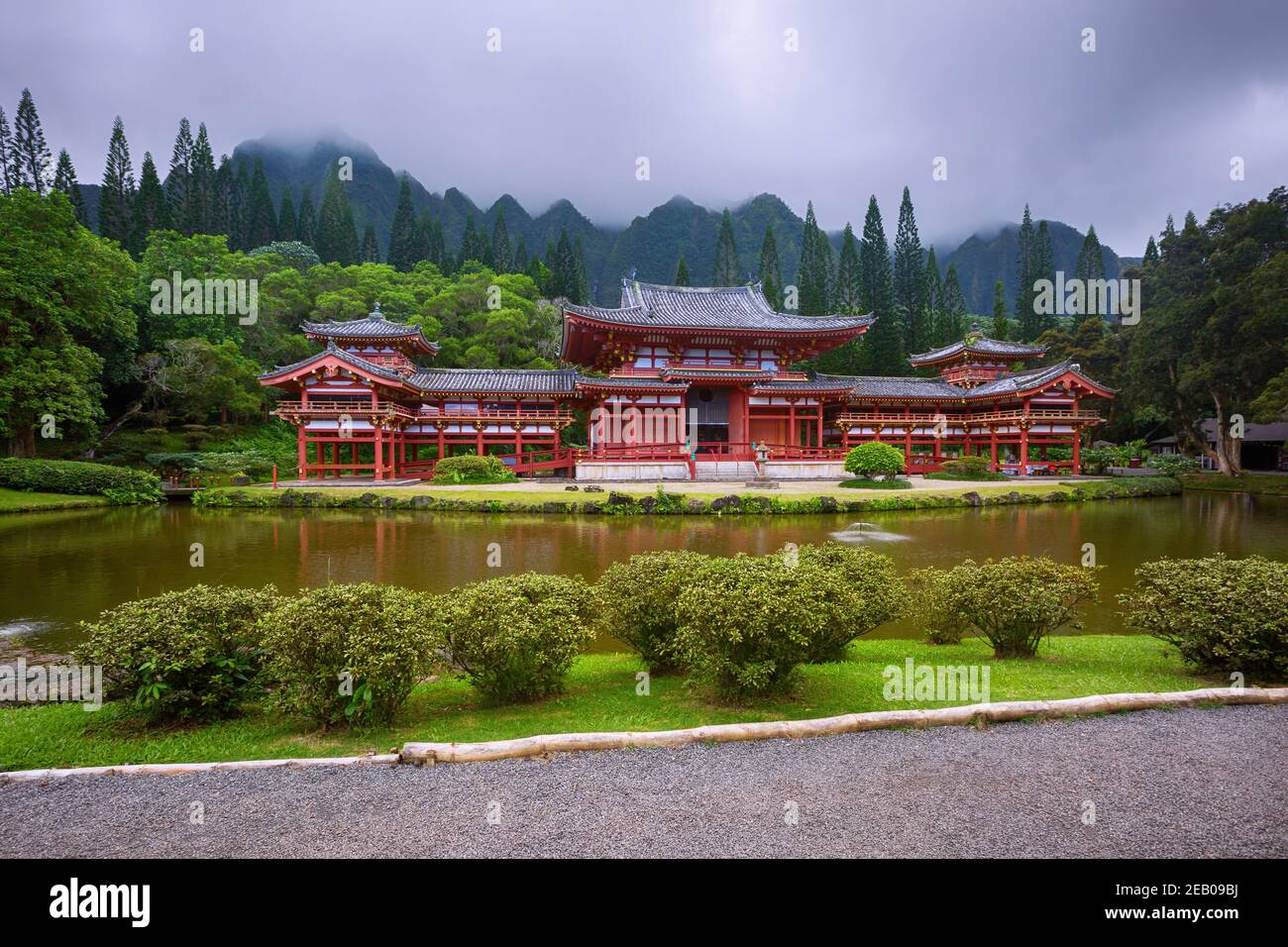 Belle Byodo-In Temple avec la montagnes Koolau dans la Vallée des Temples sur Oahu, Hawaii Banque D'Images