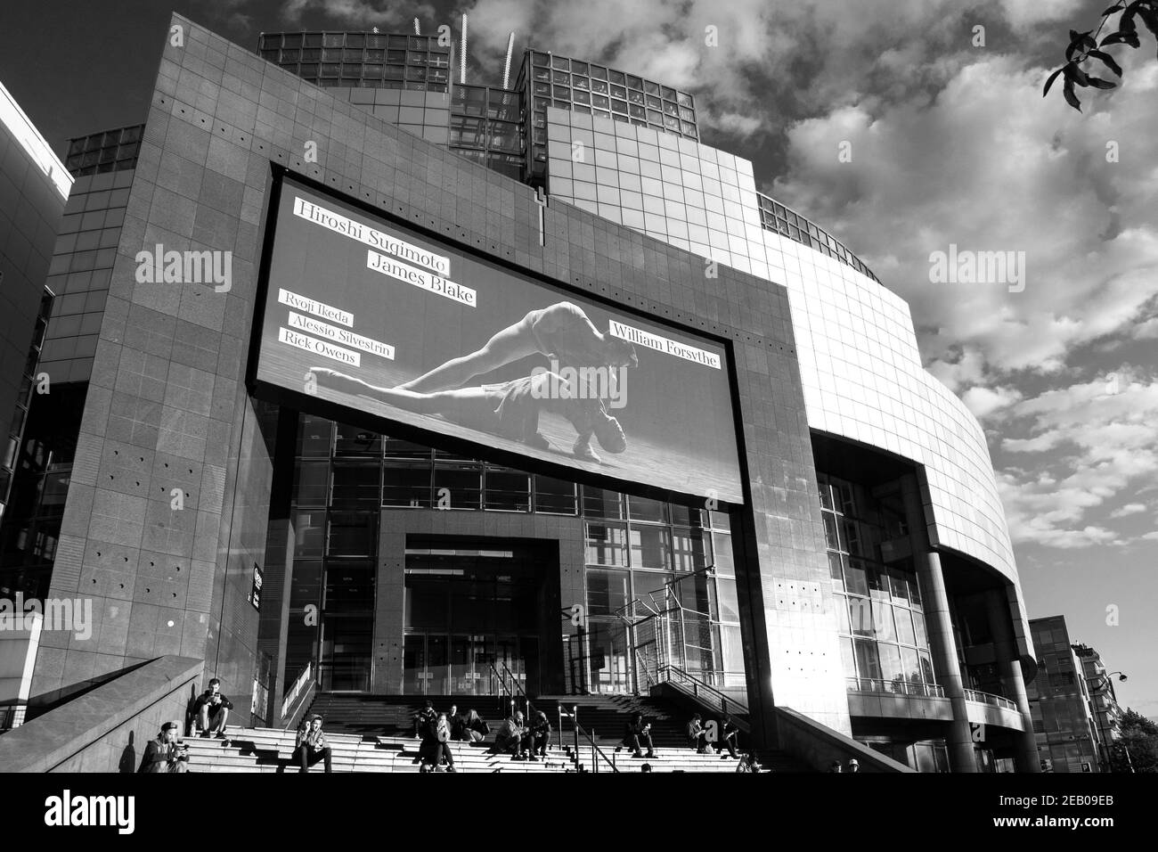 PARIS, FRANCE - 8 SEPTEMBRE 2019 : nouvelle saison à l'Opéra Bastille (publicité de ballet projetée sur grand écran sur façade). Photo historique noir blanc Banque D'Images