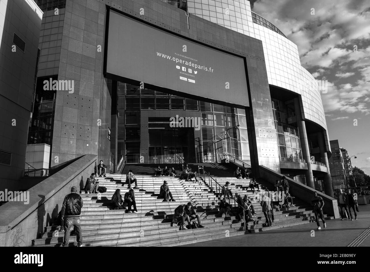 PARIS, FRANCE - 8 SEPTEMBRE 2019 : nouvelle saison à l'Opéra Bastille (le site de l'opéra est affiché sur grand écran sur la façade). Arts et scène urbaine. Personnes sitti Banque D'Images