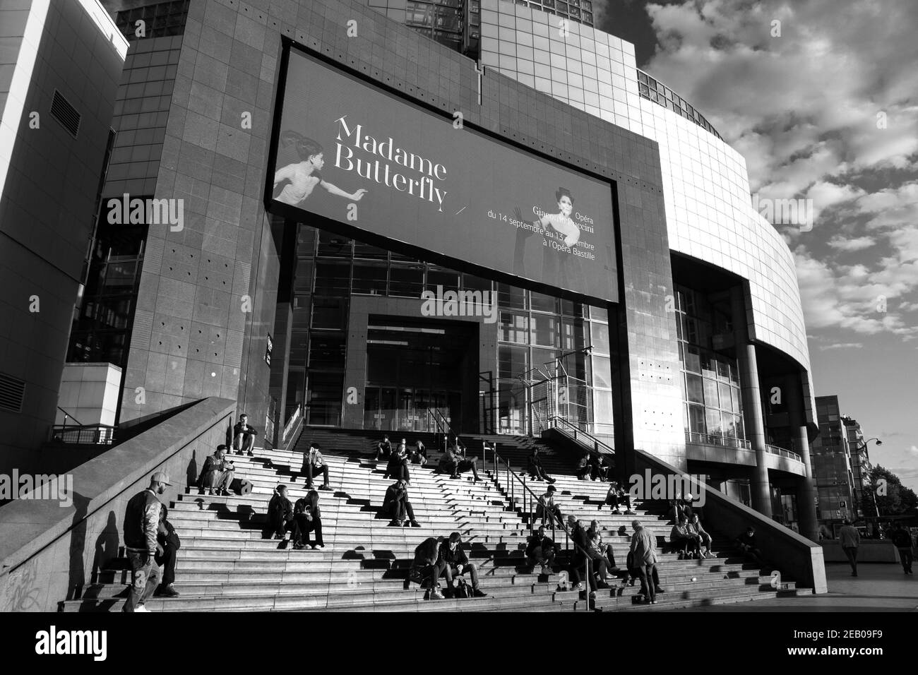 PARIS, FRANCE - 8 SEPTEMBRE 2019 : nouvelle saison à l'Opéra Bastille (Madame Butterfly de Puccini affichée sur l'écran de la façade). Photo noir et blanc Banque D'Images